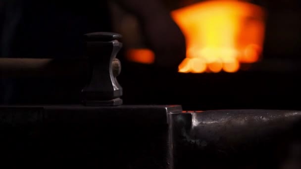 Close-up van een hamer smeden op de achtergrond van het branden van de vlammen van de oven. — Stockvideo