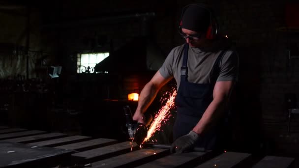Ingeniero industrial que trabaja en el corte de un metal y acero con sierra de mitra compuesta con cuchilla afilada y circular — Vídeos de Stock