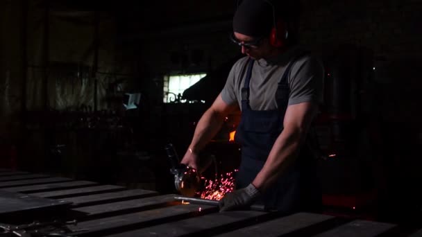 금속과 강철을 절단하는 일을 하고 있는 산업 기술자가 날카롭고 둥근 날로 된 미트레 보조제와 함께 작업하고 있다 — 비디오