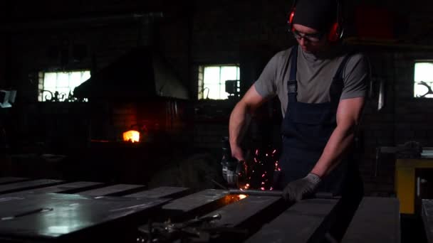 금속과 강철을 절단하는 일을 하고 있는 산업 기술자가 날카롭고 둥근 날로 된 미트레 보조제와 함께 작업하고 있다 — 비디오