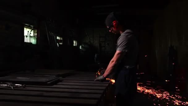 Βιομηχανικός μηχανικός που εργάζεται στην κοπή ενός μετάλλου και χάλυβα με σύνθετο πριόνι μίτρας με αιχμηρή, κυκλική λεπίδα — Αρχείο Βίντεο