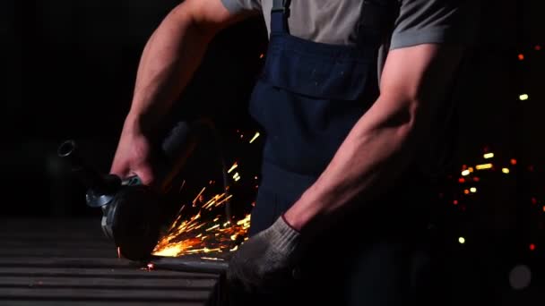 Metal ve çeliği bileşik demir testeresiyle kesmeye çalışan endüstriyel mühendis. Keskin, dairesel bıçakla. — Stok video