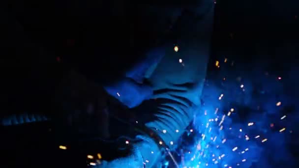 在工厂焊接、工人焊接工业工厂的特写工业工人. — 图库视频影像