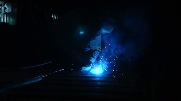 Primo piano operaio industriale alla saldatura della fabbrica, saldatura del lavoratore alla fabbrica industriale . — Video Stock