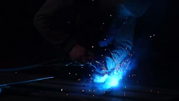 在工厂焊接、工人焊接工业工厂的特写工业工人. — 图库视频影像