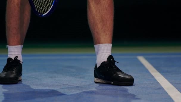 Jugador de tenis sosteniendo la pelota y preparándose para servir. Primer plano pies tenista preparándose para servir. Golpear la pelota en la cancha y golpear la raqueta . — Vídeo de stock