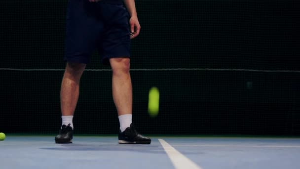 Tenista držení míče a chystá se sloužit. Detail nohy tenista půjde na podání. Srazil míč na hřišti a zasáhla raketa. — Stock video