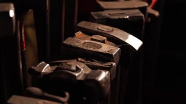 Yakın çekim, bir el atar çekiç mans ve kontur ışık karanlık bir arka plan üzerinde döner. Acımasız güçlü kavramı