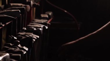 Yakın çekim, bir el atar çekiç mans ve kontur ışık karanlık bir arka plan üzerinde döner. Acımasız güçlü kavramı