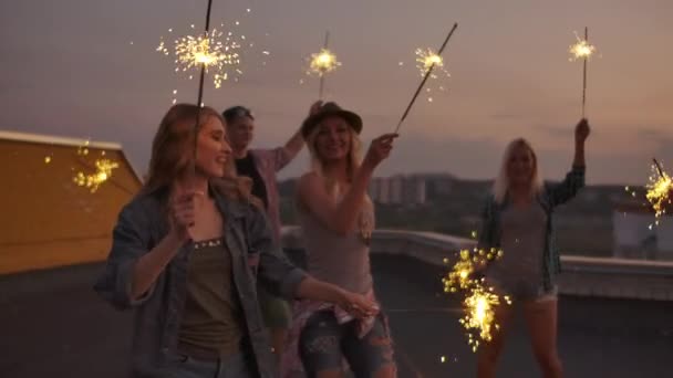 Přátelé tančí na večerní open air párty — Stock video