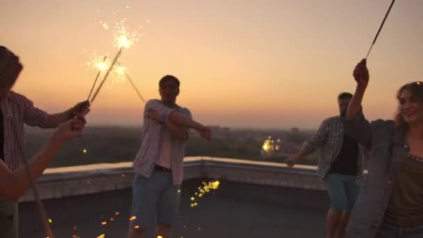 Junge Leute tanzen auf dem Dach — Stockvideo