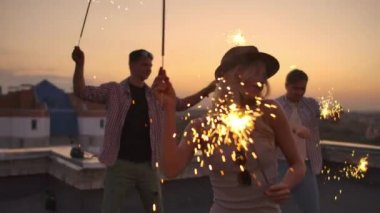 Rus kız Bengal ışığıyla dans ediyor