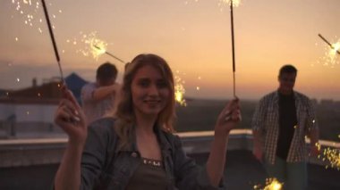 Güzel kız çatıda dans ediyor