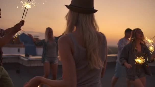 Les jeunes femmes dans le chapeau danse avec la lumière du bengale — Video