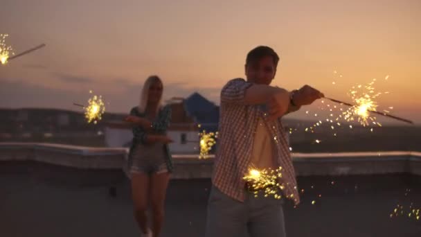 Jovem está dançando com luz bengala — Vídeo de Stock