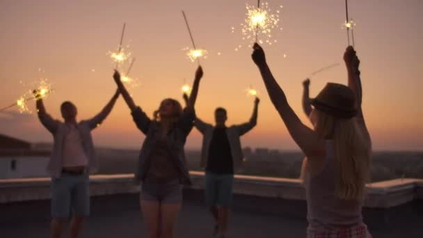 Jugendliche feiern den Ehrentag des engen Freundes — Stockvideo