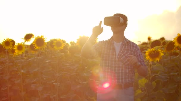 Óculos VR na natureza câmera lenta — Vídeo de Stock