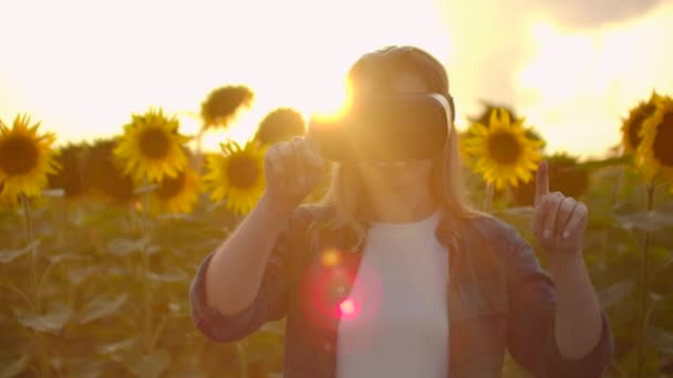 La jeune fille travaille dans des lunettes VR — Video