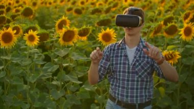 Öğrenci VR gözlükleriyle çalışıyor.