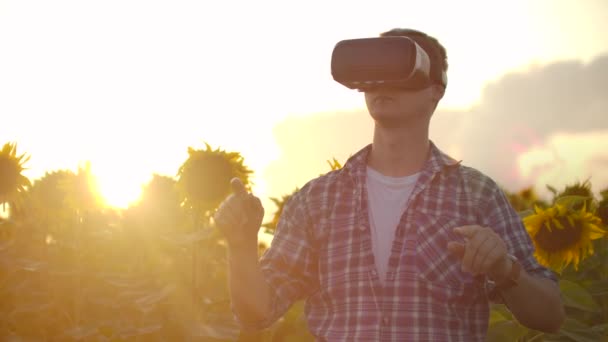 Tonåringen arbetar i Vr glasögon vid solnedgången i naturen — Stockvideo