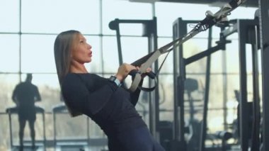 Plaja hazır vücut için spor salonunda sabah egzersizi.
