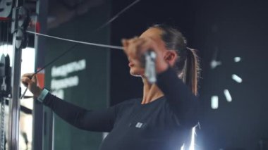 Güçlü ve yontulmuş bir vücut için spor salonunda egzersiz.