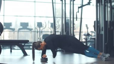 Spor salonunda vücut geliştirme