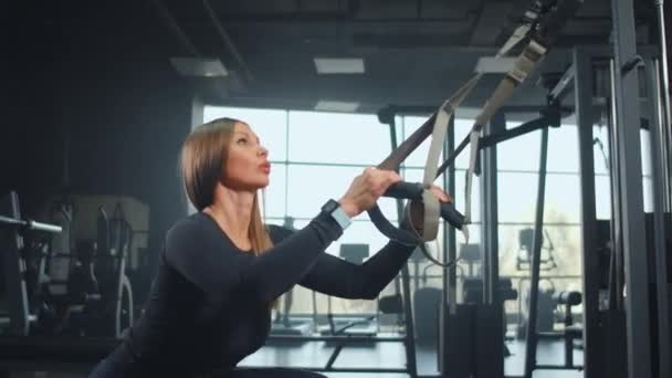 Chica joven en el entrenamiento de la mañana en el gimnasio — Vídeos de Stock