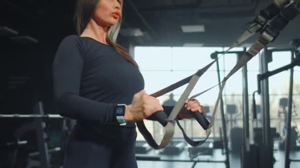 Den unga bodybuilder flicka i gymmet — Stockvideo