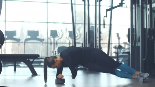 Forme physique dans la salle de gym — Video