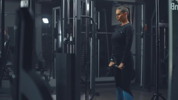 Workout im Fitnessstudio für Gesundheit und schönen Körper — Stockvideo