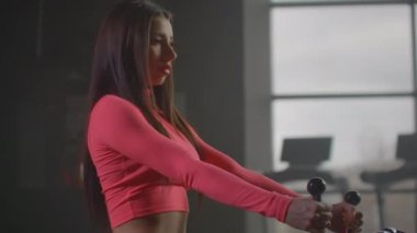 Spor salonunda dairesel çalışma.