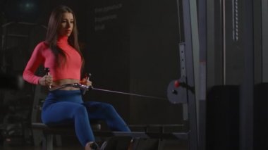 Sporcu kadın kürek kemiklerini eğitiyor.