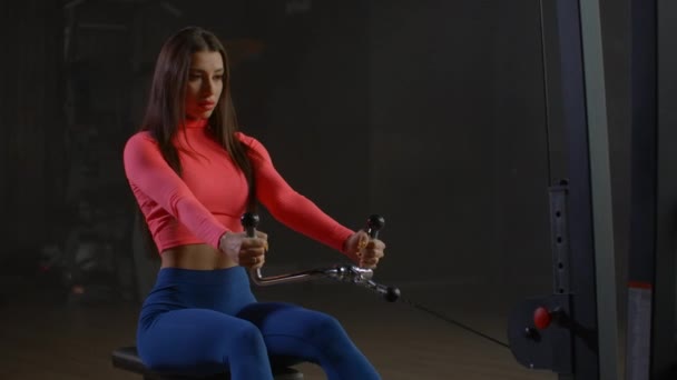 The ripped young girl is training her shoulder blades — Stock Video