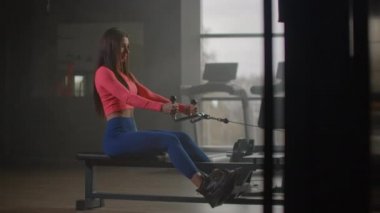 Spor salonunda verimli güç eğitimi.