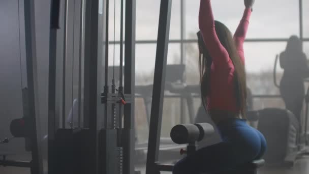 Дівчина тренує її в спортзалі. — стокове відео