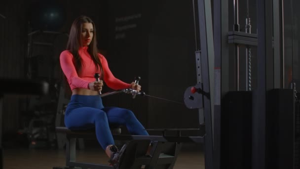 Entrenamiento mujer entrenamiento cruzado ejercicio de cardio con remo en gimnasio — Vídeos de Stock