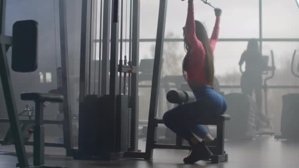 Η γυναίκα το πρωί προπόνηση στο γυμναστήριο — Αρχείο Βίντεο