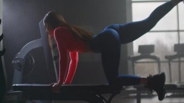 Spor salonundaki kişisel antrenörden profesyonel antrenman