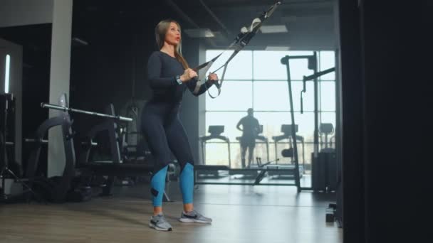 Mujer está entrenando en el gimnasio — Vídeo de stock