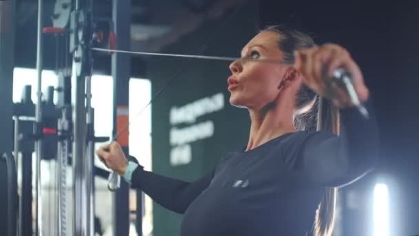 Ung kvinnlig student utför en cirkulär träning i gymmet — Stockvideo