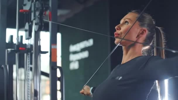 Joven hembra realiza un entrenamiento circular en el gimnasio — Vídeo de stock