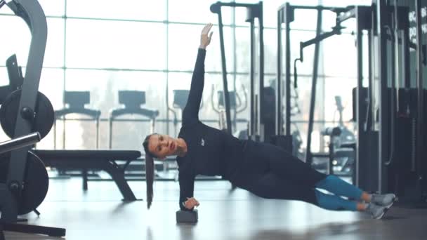 Exercício de abdominais no treino matinal no ginásio — Vídeo de Stock
