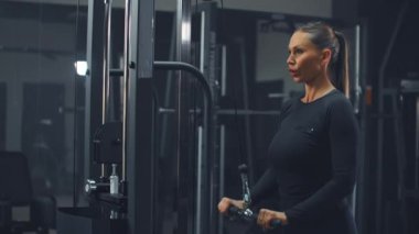 Güçlü bir triseps için kol kası eğitimi.