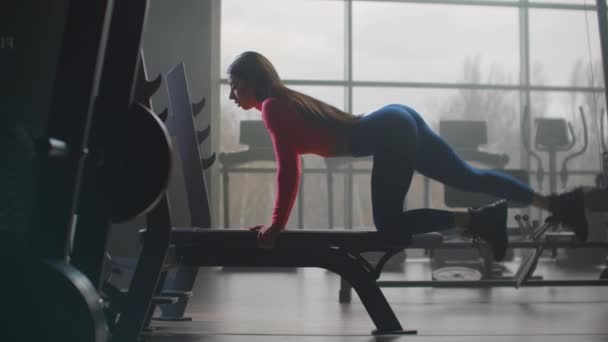 Woman shakes her buttocks in a personal training — Stock Footage Woman shakes her buttocks in a personal training Stock Video