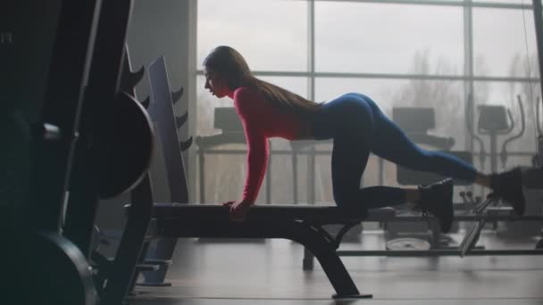 Vrouw schudt haar billen in een persoonlijke training — Stockvideo