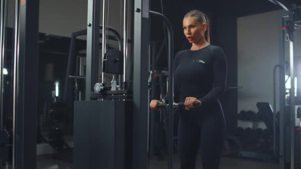 A mulher está envolvida no tríceps de treinamento — Vídeo de Stock