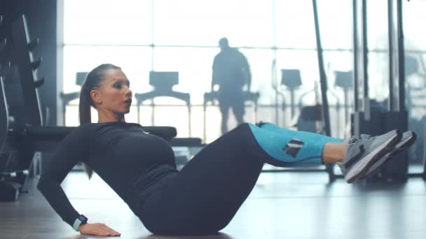 Träning på magmusklerna i gymmet — Stockvideo