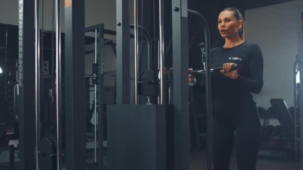 Gimnasio tríceps de entrenamiento por la mañana — Vídeo de stock