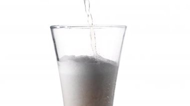 Beyaz arka plana sarı bira dökmek. Barm, köpüklü taze içki, köpüklü altın alkol..